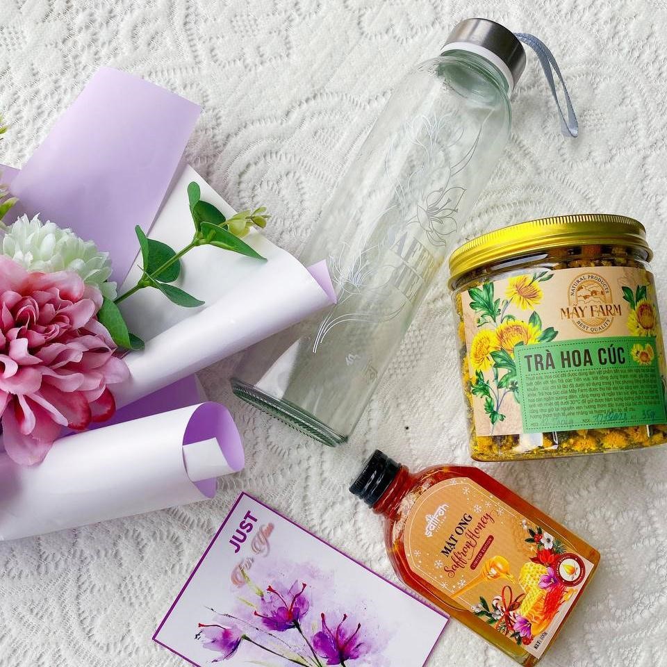 Set quà gồm bó hoa, mật ong ngâm Saffron và trà hoa cúc giúp dưỡng nhan và cải thiện chất lượng giấc ngủ hiện đang có giá ưu đãi 250.000 đồng trong thời gian diễn ra chương trình