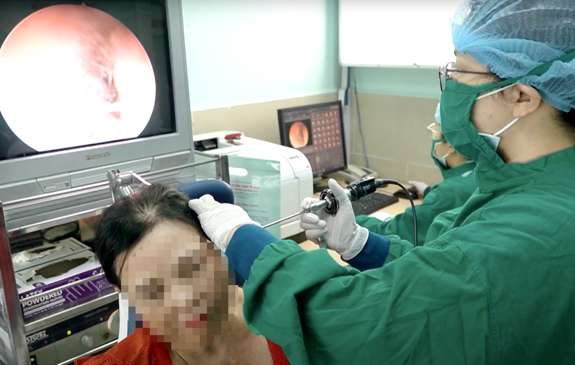 Bác sĩ Bệnh viện Tai Mũi Họng đang khám nội soi tai cho người bệnh - ẢNH: LÂM NA