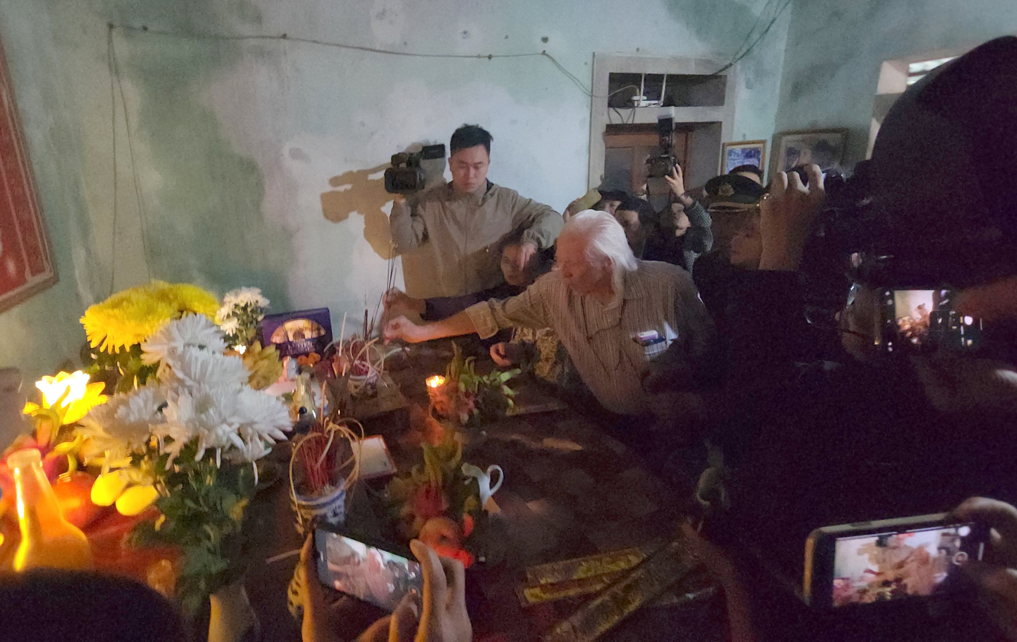 Vợ chồng ông Peter Mathews thắp hương lên bàn thờ liệt sĩ Tuất - Ảnh: Khánh Trung