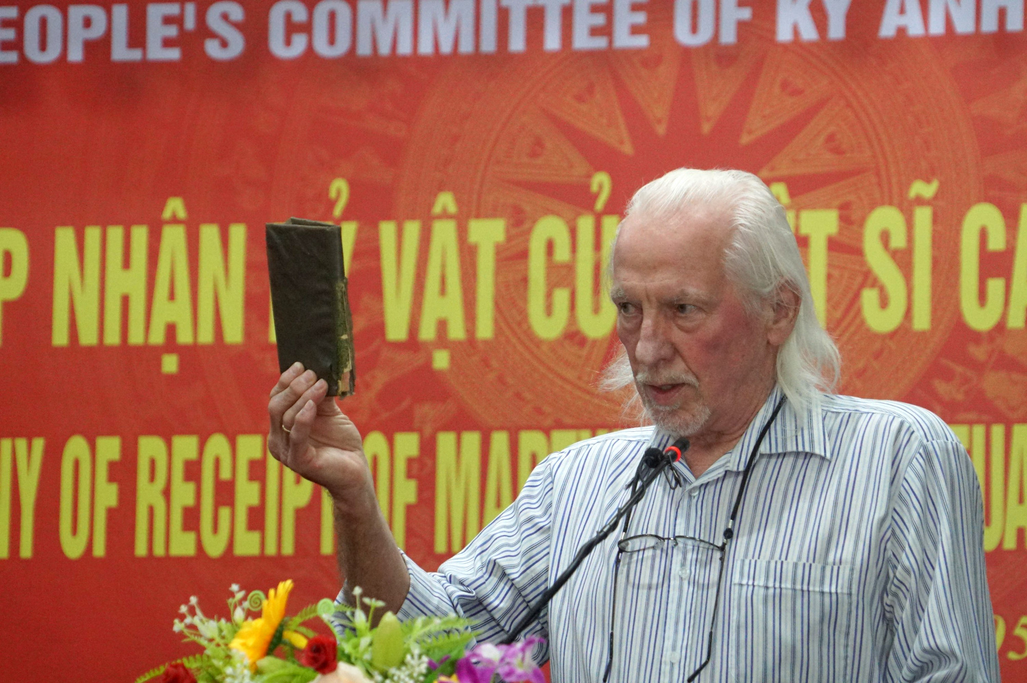 Sau hơn nửa thế kỉ lưu giữ, ông Peter Mathews đã trực tiếp quay lại Việt Nam bàn giao cuốn nhật ký - Ảnh: Khánh Trung
