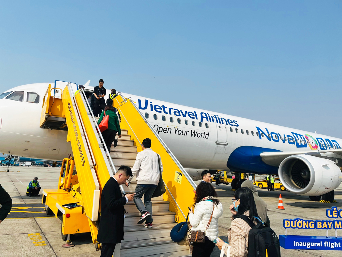 Một máy bay của hãng Vietravel Airlines chuẩn bị khởi hành từ TP Hà Nội đi Bangkok (Thái Lan) - ẢNH: QUỐC THÁI