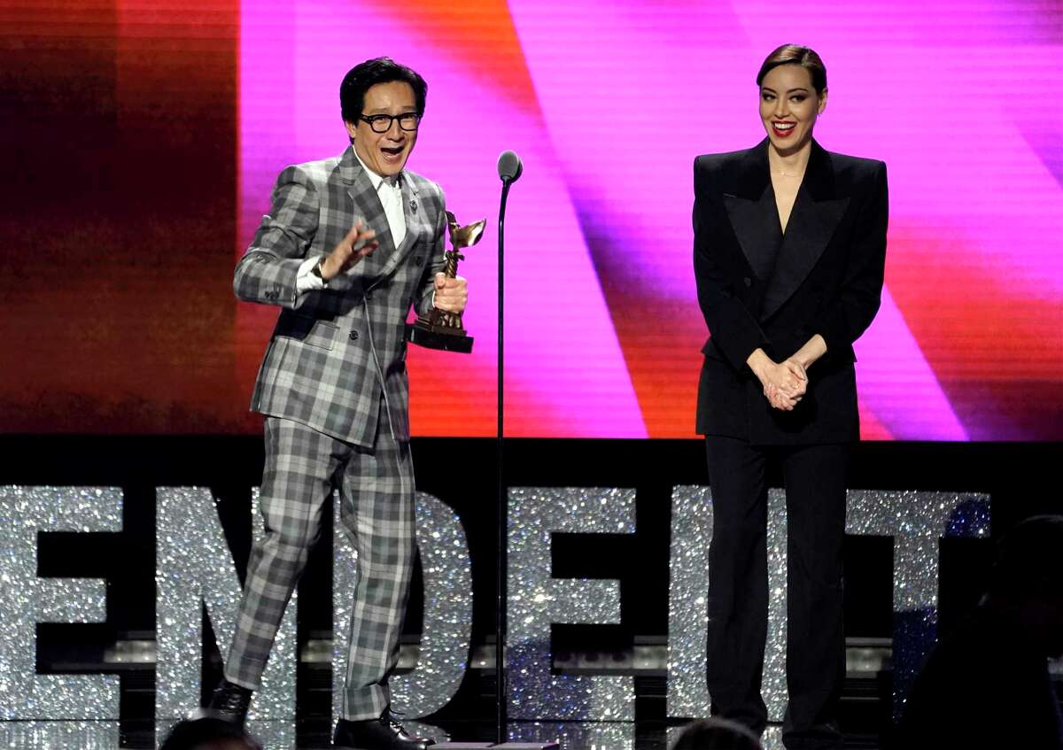 Quan Kế Huy (trái) hài hước trên sân khấu nhận giải