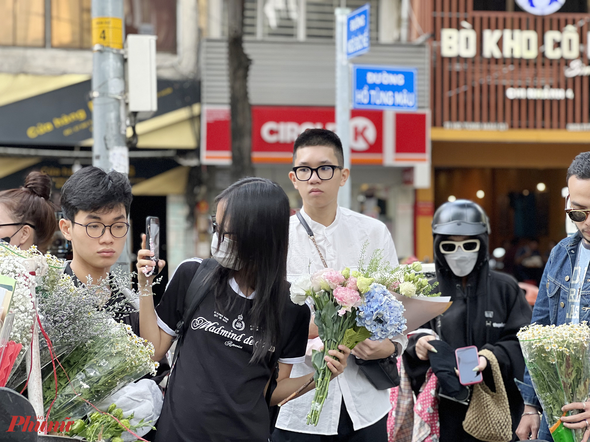 Từ sáng sớm, nhiều bạn trẻ có mặt tại đây để mua hoa, chụp ảnh tại xe hoa.