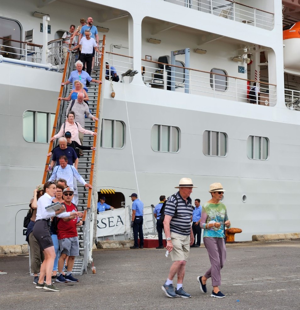 Sự trở lại của du khách tàu biển là tín hiệu vui cho ngành du lịch tỉnh Khánh Hòa - Ảnh: T.P.