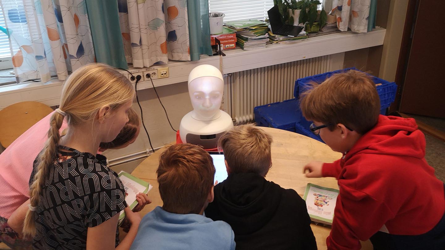 Học sinh đang tương tác cùng robot xã hội trong lớp học - Ảnh: Furhat Robotics