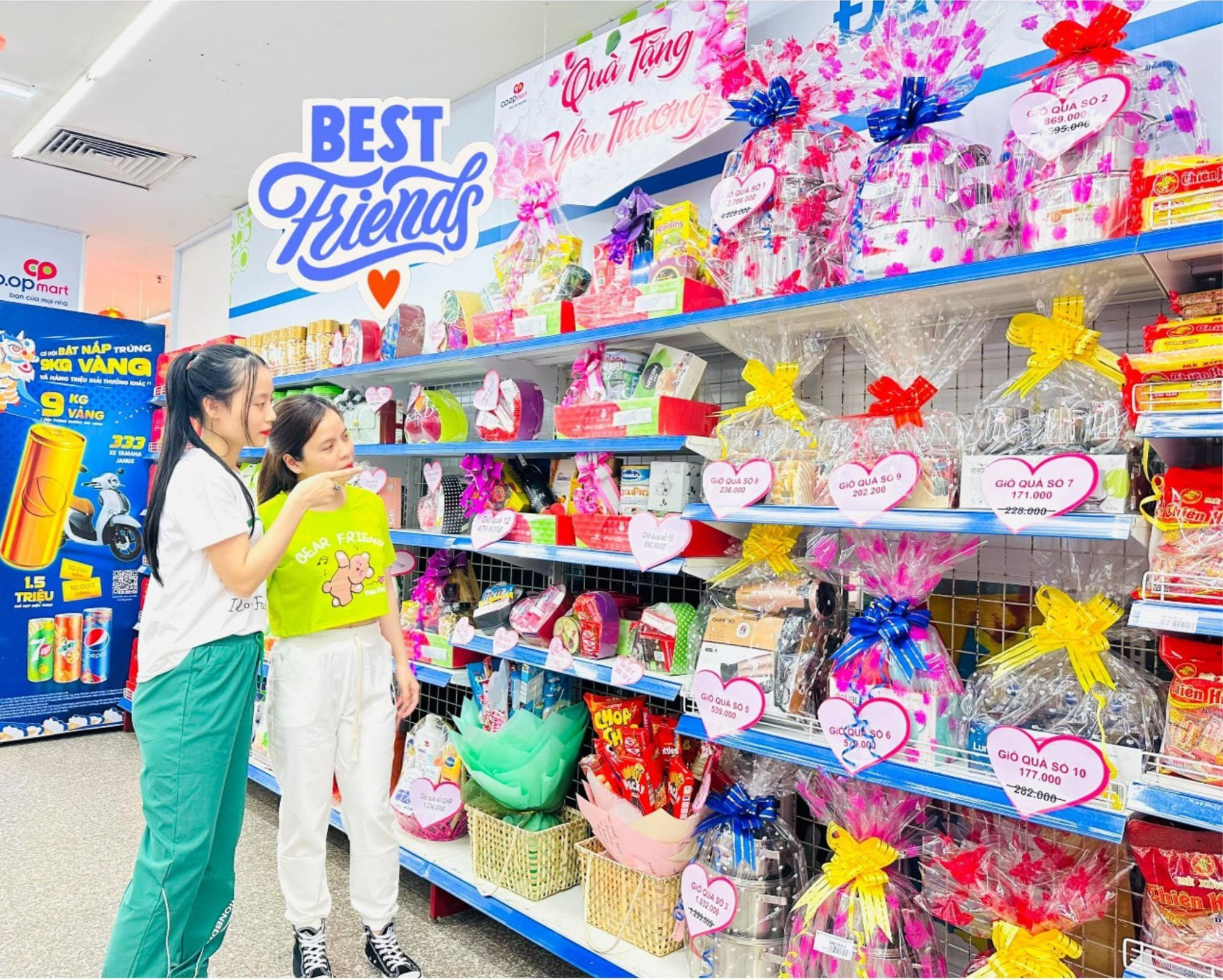 Các siêu thị, trung tâm thương mại... đều dành ưu đãi để thu hút khách hàng trong ngày quốc tế phụ nữ (8/3)