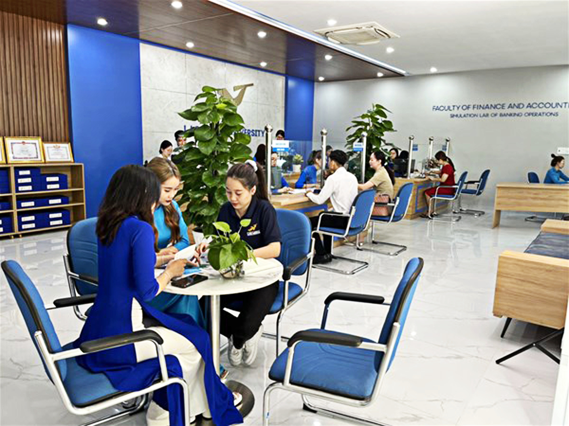 Phòng thực hành tài chính - ngân hàng vừa được Trường đại học Lạc Hồng đưa vào sử dụng giúp sinh viên “nhập vai” trước khi đến với học kỳ doanh nghiệp