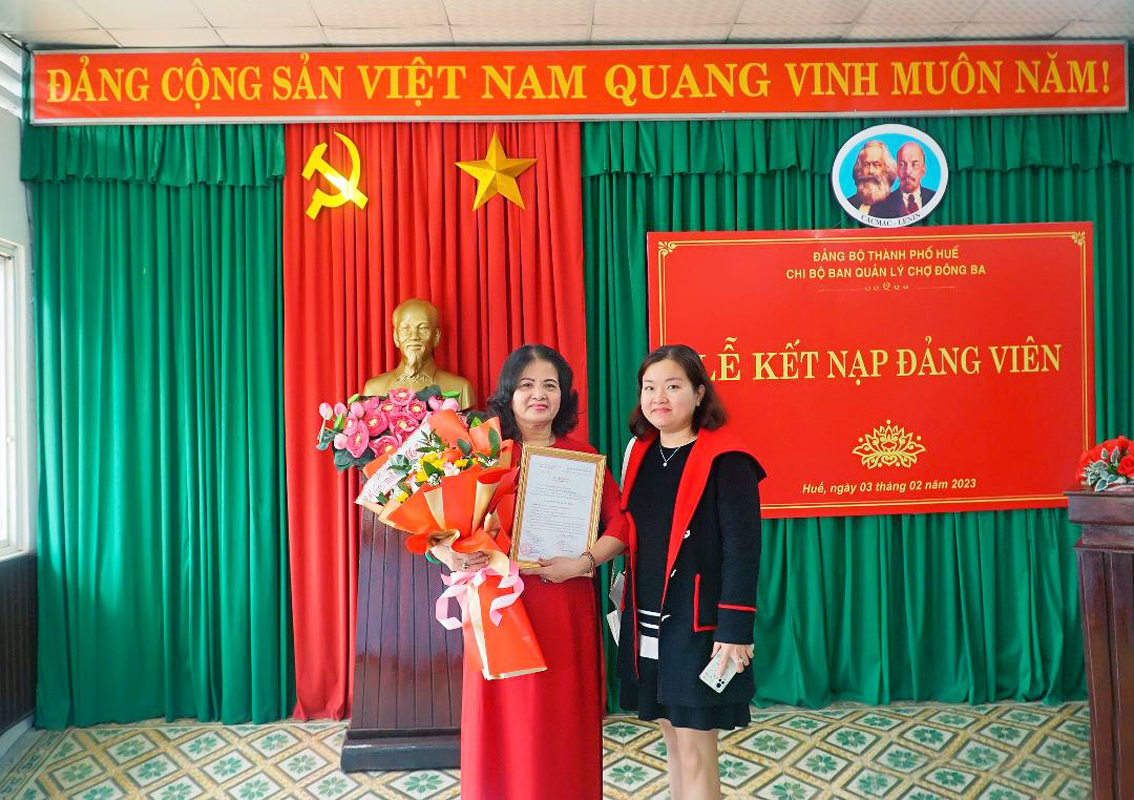 Cô Đinh Thị Hồng Thúy (trái) - tiểu thương đầu tiên của chợ Đông Ba được kết nạp Đảng