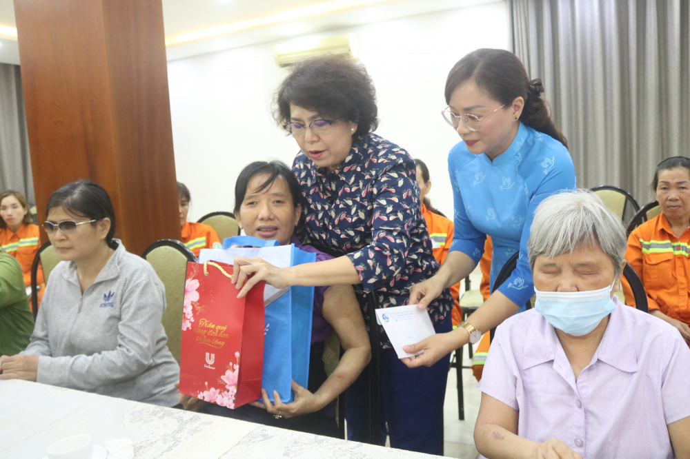 Nhân buổi họp mặt, ban tổ chức cũng tặng thêm 10 phần quà có giá trị tương tự cho 5 chị hội viên phụ nữ khuyết tật, mắc bệnh nan y và 5 chị hội viên thuộc Hội Người mù quận 1. 