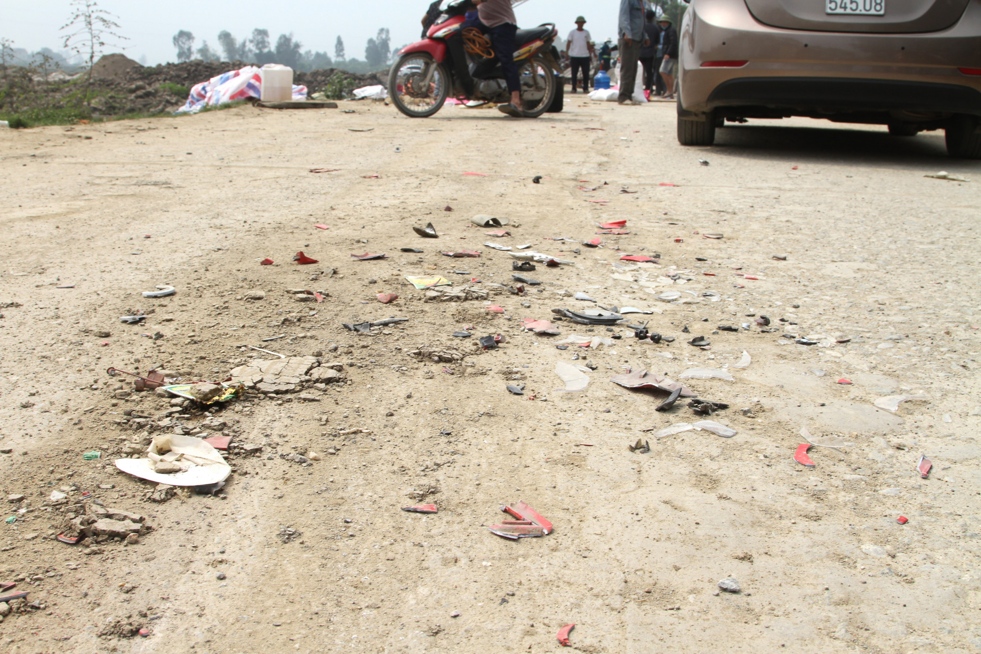 Những mảnh nhựa vỡ vụn, rơi ra từ xe máy kéo dài cả chục mét - Ảnh: Phan Ngọc