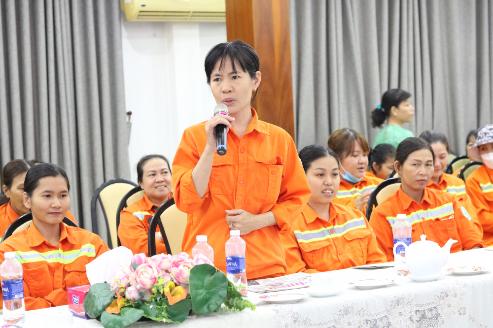 Chị Nguyễn Thị Ánh Nguyệt - một nữ công nhân được trao quà dịp này - xúc động chia sẻ về những vất vả trong công việc cũng như niềm vui được lãnh đạo  quận, Hội Phụ nữ và công ty quan tâm chăm lo. 