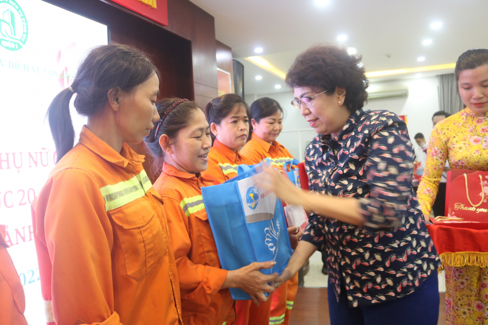 Bà Tô Thị Bích Châu - Bí thư Quận ủy quận 1 - trao quà cho các chị. 