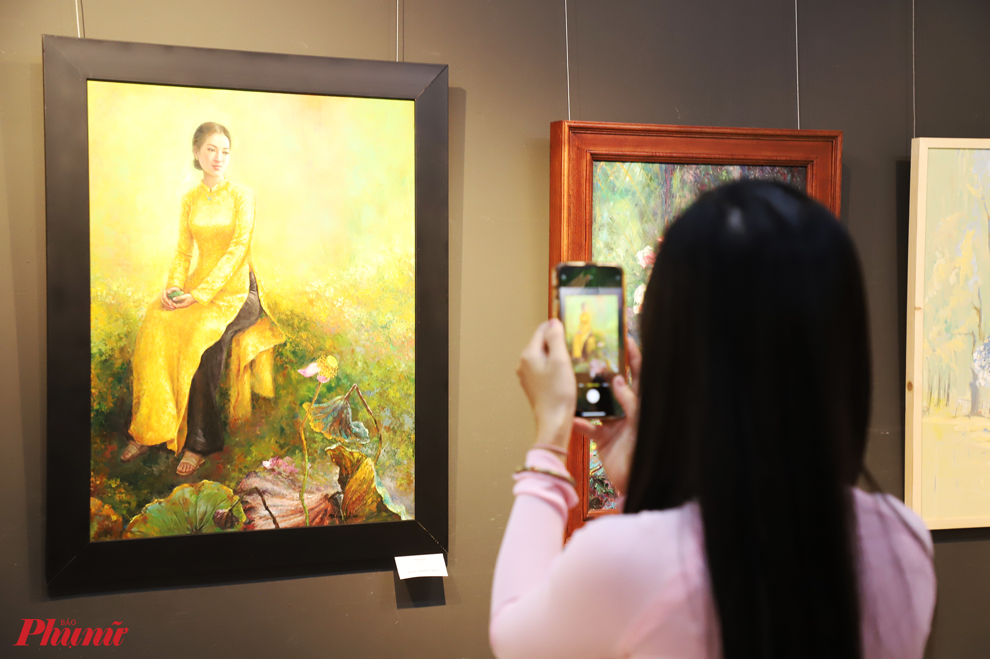 Tranh sơn dầu Thiếu nữ của hoạ sĩ Mang Thị Đức Phúc có màu sắc thu hút, nét vẽ sinh động, toát lên sự thanh thoát, mềm mại. 