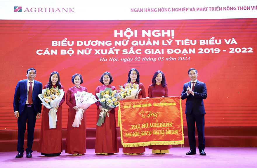 Đảng ủy - Hội đồng thành viên - Ban điều hành Agribank trao tặng nữ đoàn viên, người lao động bức trướng với 8 chữ vàng: Năng động - Sáng tạo - Nhân hậu - Đảm đang