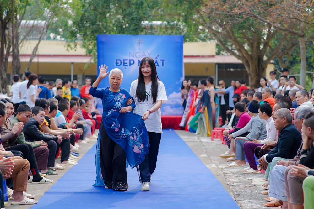 Chương trình 'Ngày Đẹp Nhất' có hơn 40 tình nguyện viên tham gia nhằm mang đến một ngày 8/3 ý nghĩa dành tặng các nữ bệnh nhân đang điều trị tại đây.