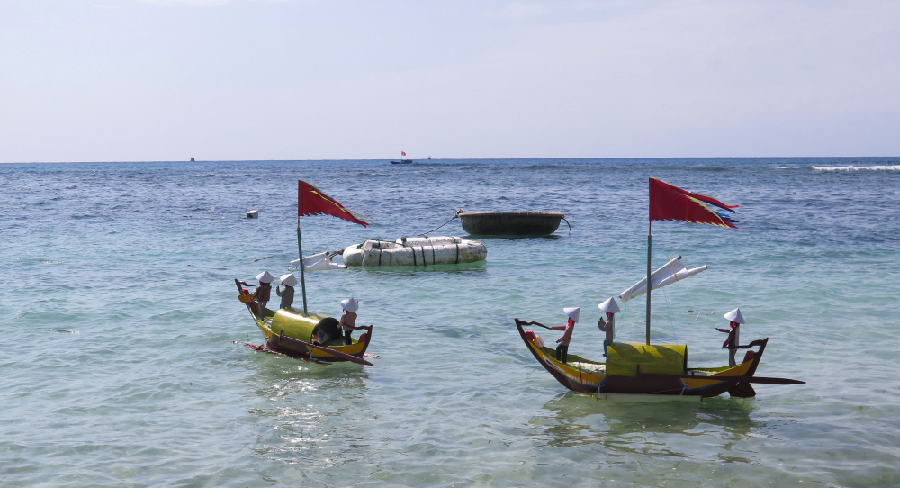 Mô hình thuyền được thả xuống nước để tưởng nhớ những binh phu đã từng ngã xuống khi đi bảo vệ chủ quyền tổ quốc