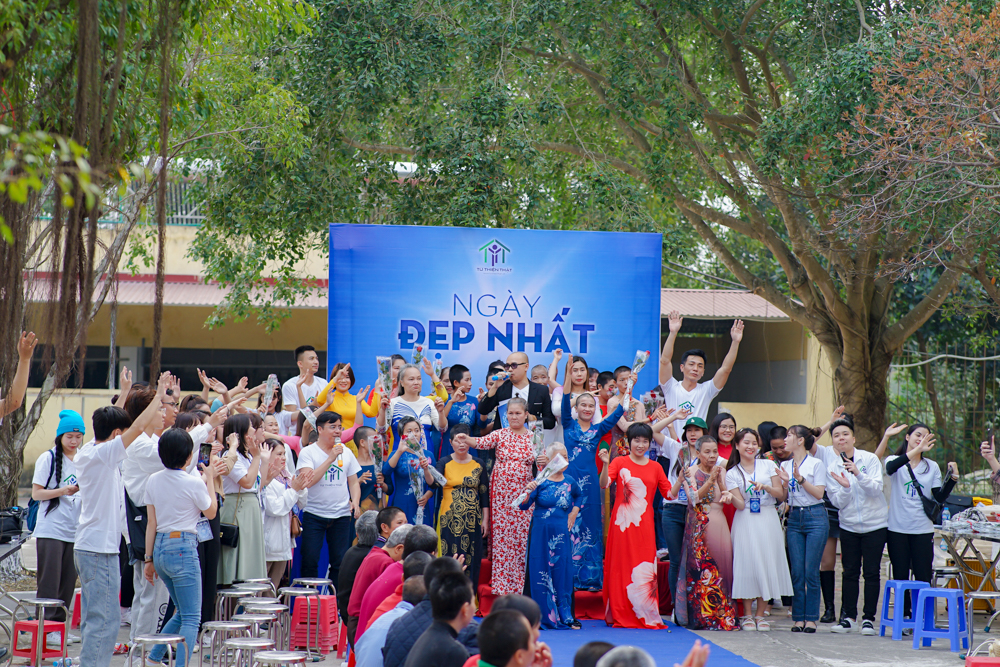 Đây là lần thứ 3 chương trình 'Ngày Đẹp Nhất' được tổ chức. Trước đó, Từ Thiện Thật đã thực hiện 2 chương trình này dành cho những phụ nữ thu nhặt ve chai tại Hà Nội và TP HCM.