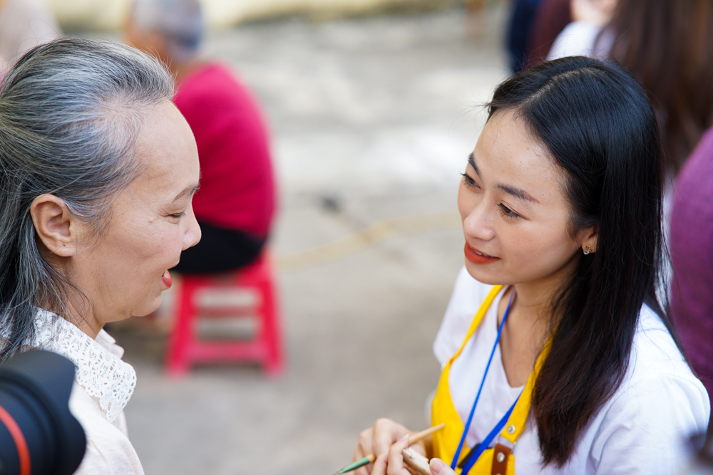 Bạn Lê Thị Vân Anh (Hà Nội) cho biết: 'Đây là lần thứ 2 mình tham gia chương trình. Cá nhân mình cảm thấy rất vui khi công việc make up của mình vừa giúp làm mọi người đẹp hơn và giờ đây giúp làm cuộc đời trở nên đẹp hơn. Tới đây, mình không chỉ cho đi mà còn nhận lại đó là sự gần gũi, vui vẻ và năng lượng tích cực từ những bệnh nhân'.