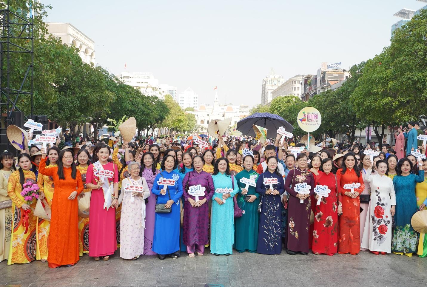 Các nữ lãnh đạo, nguyên lãnh đạo thành phố tại lễ diễu hành áo dài - Ảnh: TTXTDL TPHCM