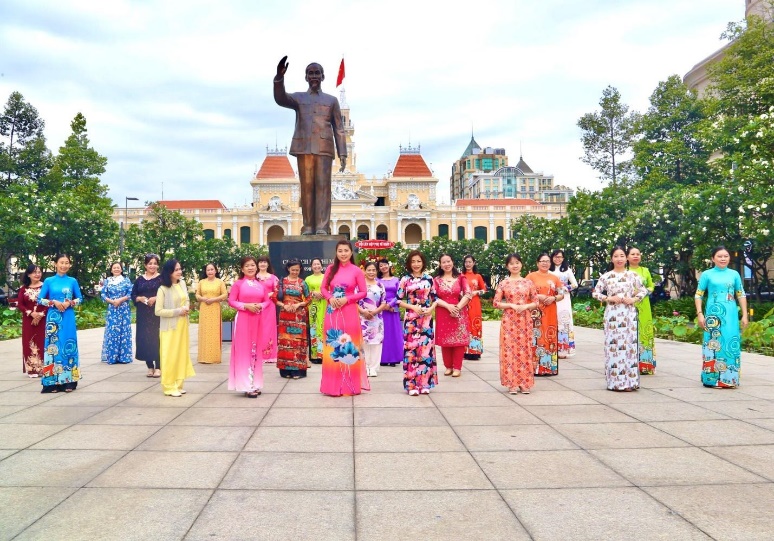 Chị Thảo (đứng giữa) và đồng nghiệp tại Công viên Tượng đài Chủ tịch Hồ Chí Minh - Ảnh: TTXTDL TPHCM