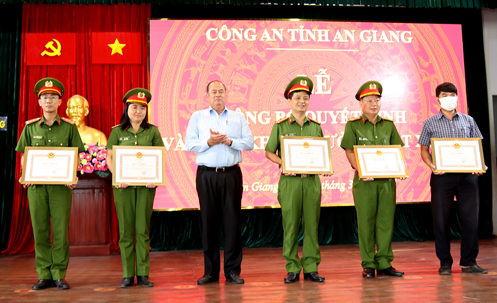 Chủ tịch UBND tỉnh An Giang – Nguyễn Thanh Bình trao thưởng cho các tập thể, cá nhân có thành tích xuất sắc
