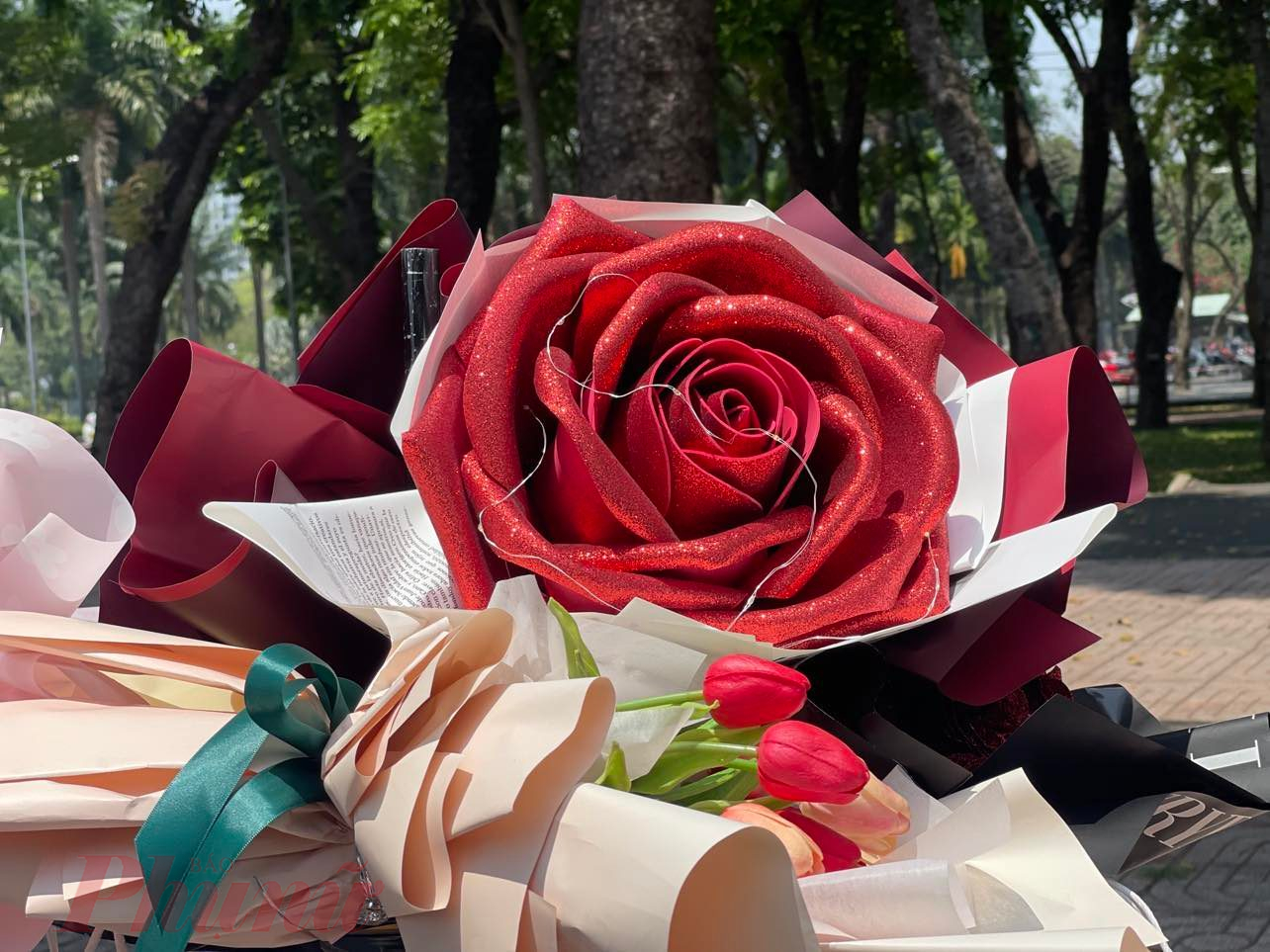 Những bó hoa giấy khổng lồ bắt mắt người mua, giá 350.000 đồng/bó - Ảnh: Nguyễn Cẩm