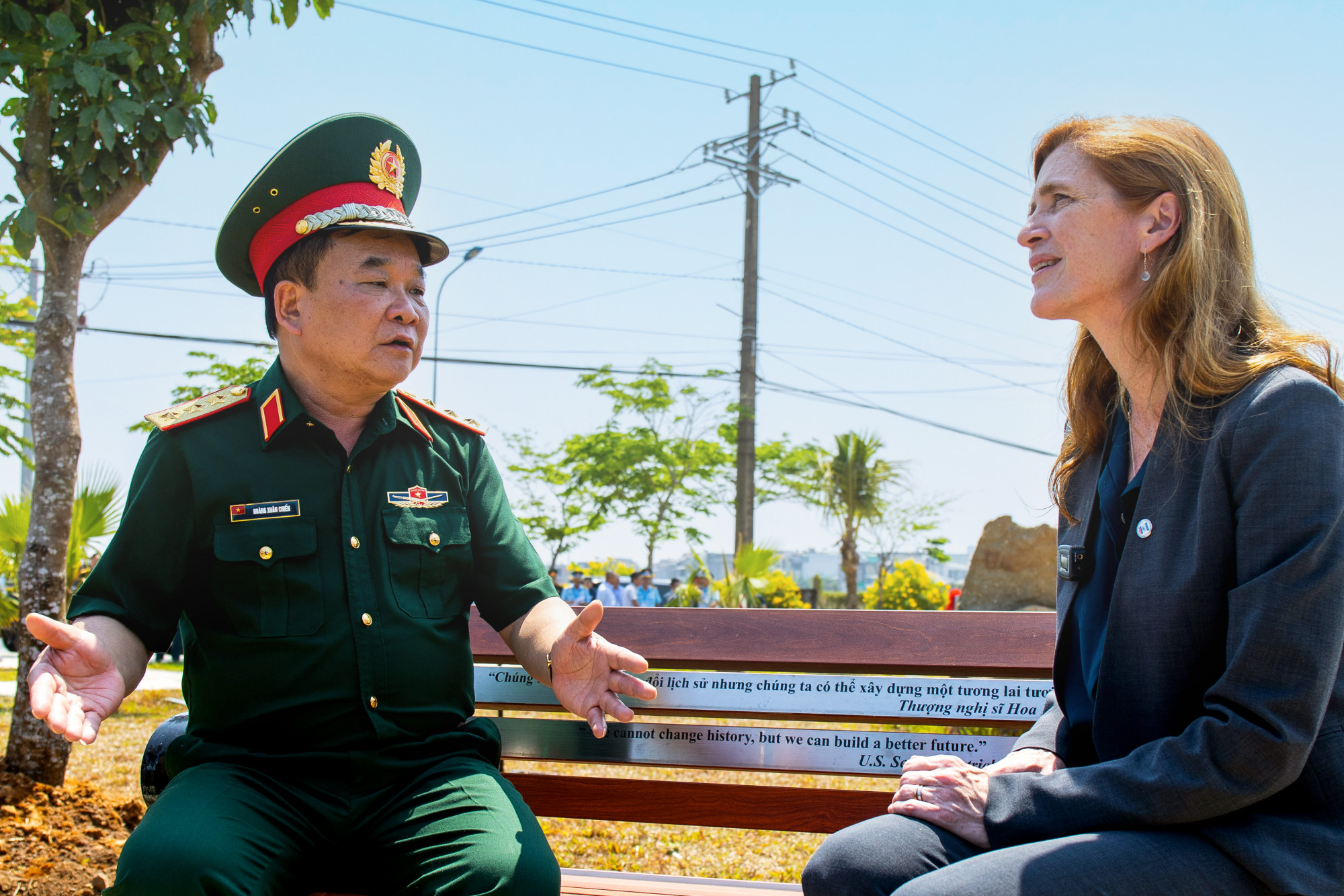 Thượng tướng Hoàng Xuân Chiến - Thứ trưởng Bộ Quốc phòng Việt Nam và bà Samantha Power - Tổng giám đốc USAID. Ảnh: TLS 