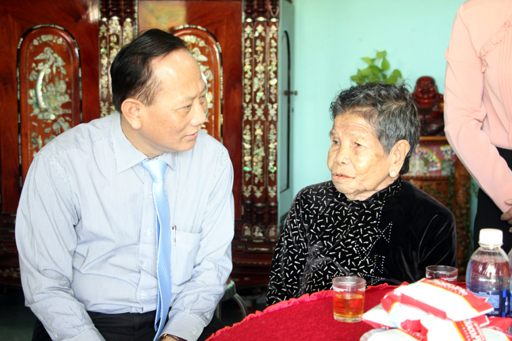 Ông Trần Văn Nam - Bí thư Huyện ủy huyện Bình Chánh - thăm Bà mẹ Việt Nam anh hùng Phan Thị Tám