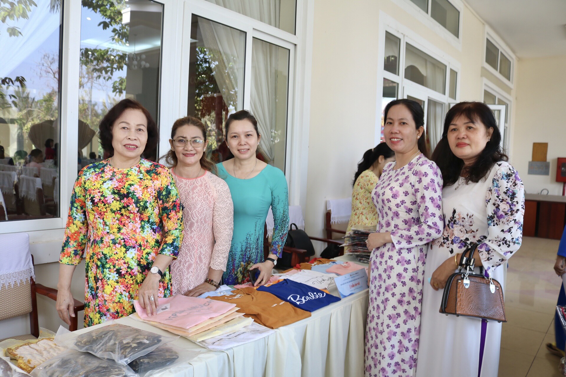 Gian hàng giới thiệu sản phẩm phụ nữ khởi nghiệp tại lễ kỷ niệm Ngày Quốc tế Phụ nữ của Hội LHPN huyện Nhà Bè