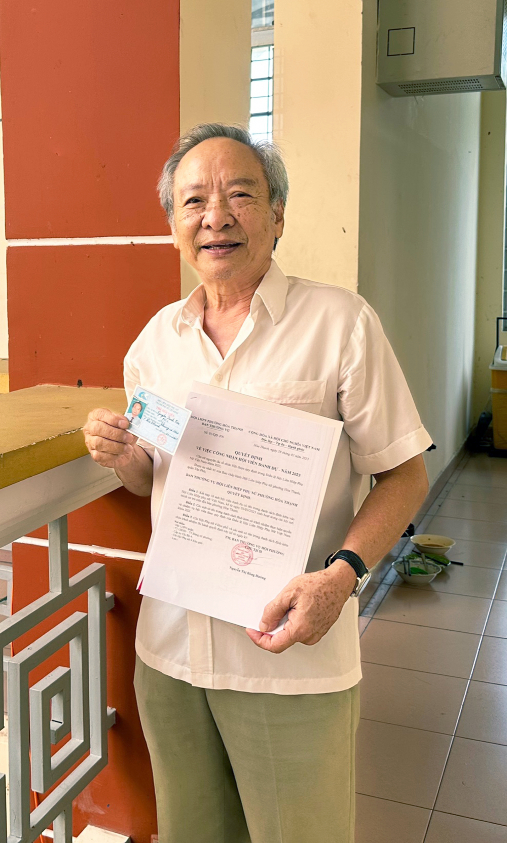 Ông Nguyễn Đình Tốn được Hội LHPN phường Hòa Thạnh, quận Tân Phú kết nạp làm hội viên danh dự của hội