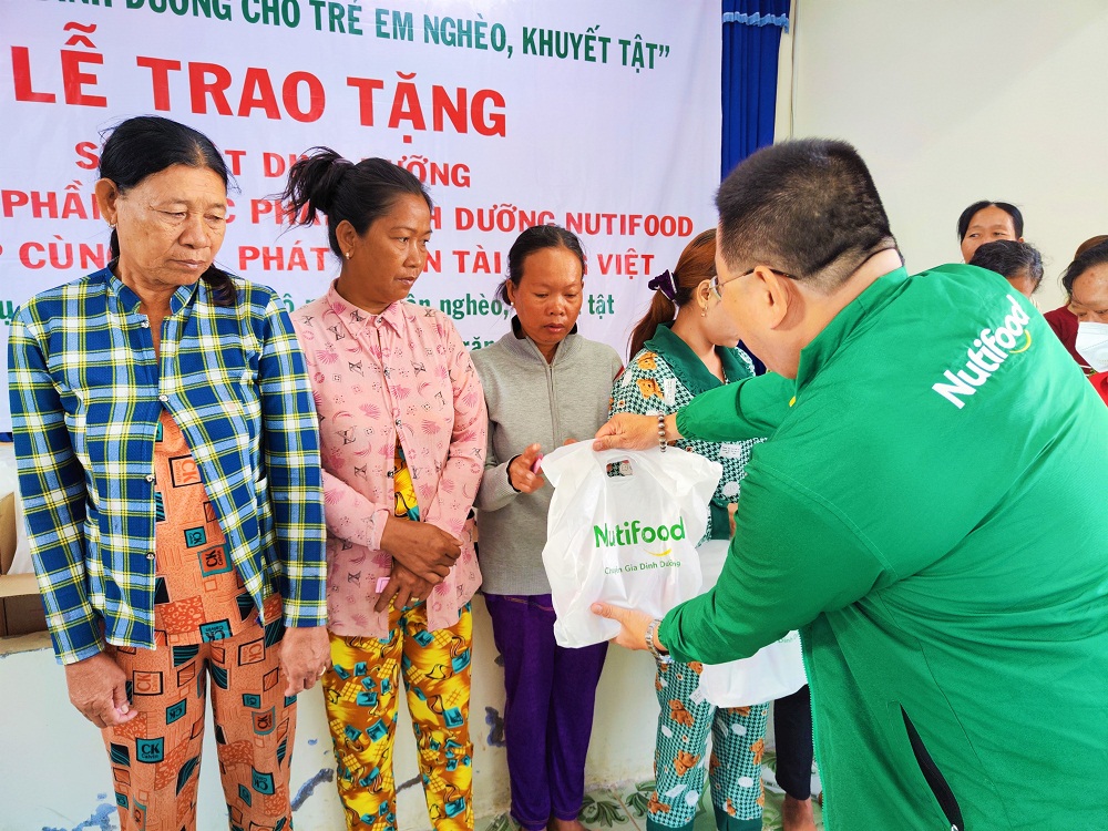 Nutifood trao tặng sữa Värna Diabetes cho hơn 150 người cao tuổi mắc chứng đái tháo đường tại thị xã Vĩnh Châu, Sóc Trăng - Ảnh: Nutifood
