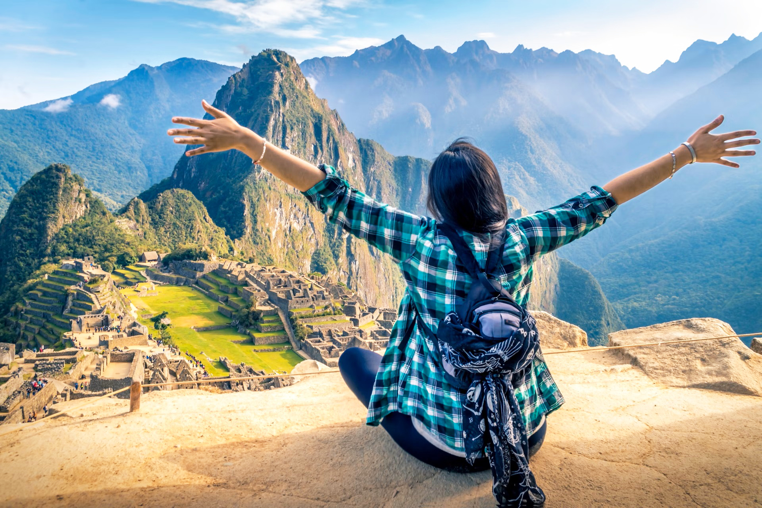 Một du khách nữ tận hưởng chuyến hành trình một mình đến Machu Picchu, Peru - ẢNH: GETTY IMAGES