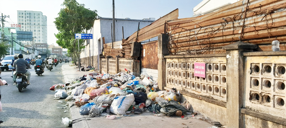 Đống rác lớn nằm ngay biển “cấm đổ rác” trên đường Tô Ký