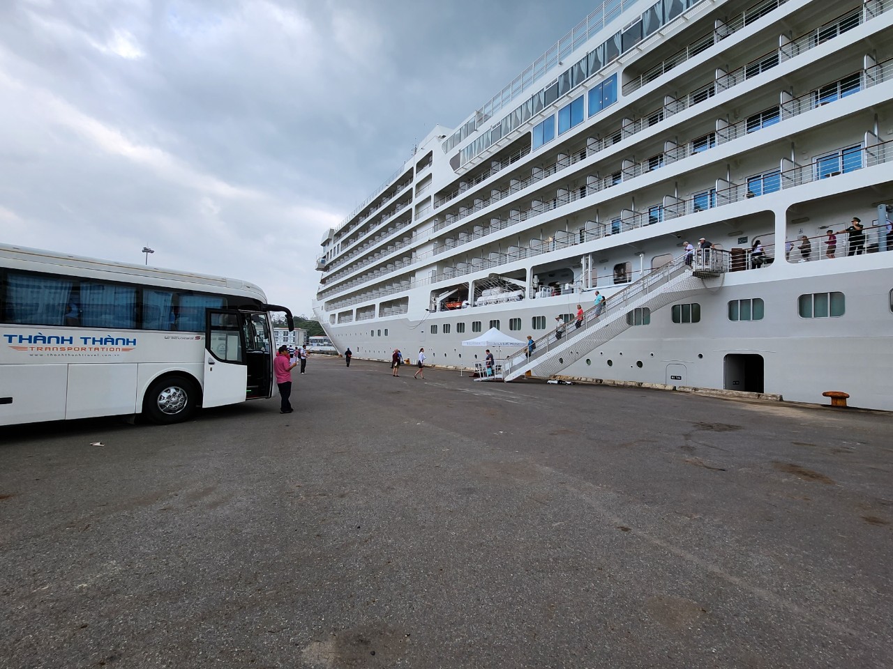 Các đơn vị đón khách du lịch tàu biển đi tham quan TP Nha Trang - Ảnh: Tấn Phát