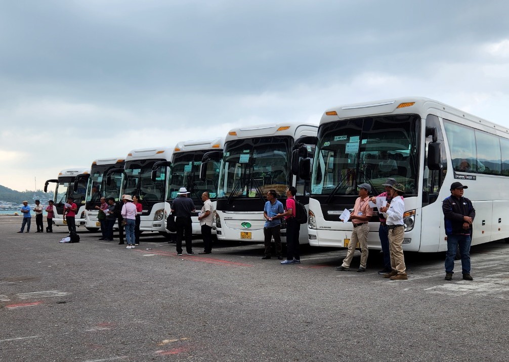 Các phương tiện trên 29 chỗ ngồi tập kết tại cảng Nha Trang để đón khách du lịch bằng đường tàu biển