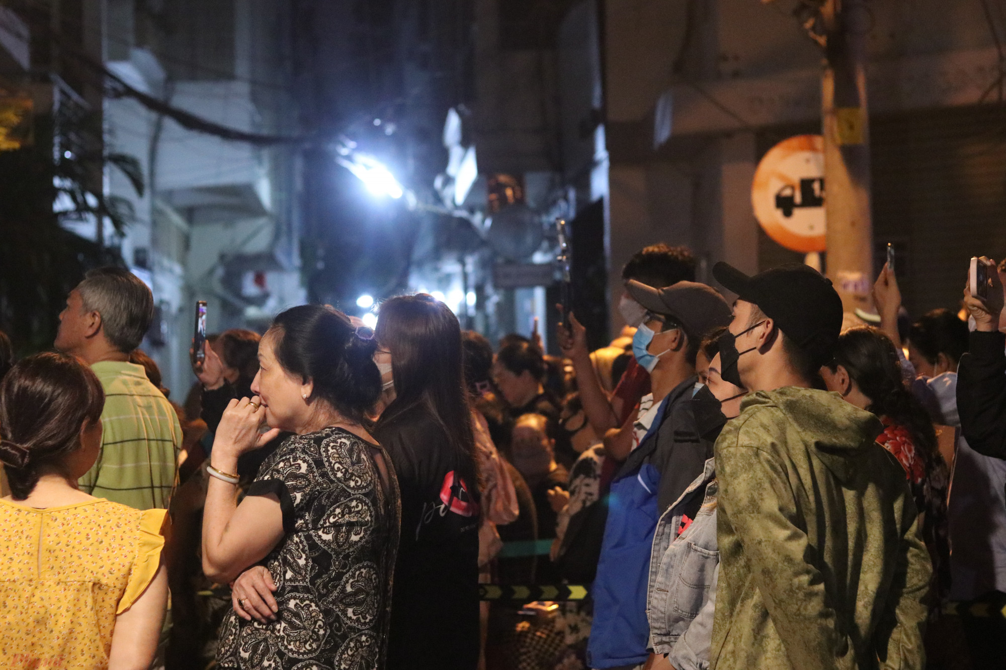 Theo ghi nhận, nhiều hẻm dẫn đến khu vực nhà NSƯT Vũ Linh tại quận Phú Nhuận được chặn lại để đảm bảo cho người dân có thể đi bộ theo dõi. Phía người nhà cố nghệ sĩ cũng lắp thêm máy chiếu để người dân đứng từ xa có thể thao dõi toàn bộ đêm nhạc. 