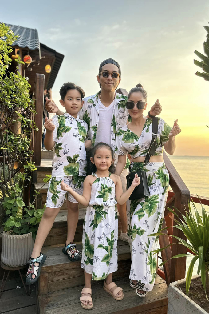 Gia đình Khánh Thi - Phan Hiển trong chuyến du lịch đầu năm