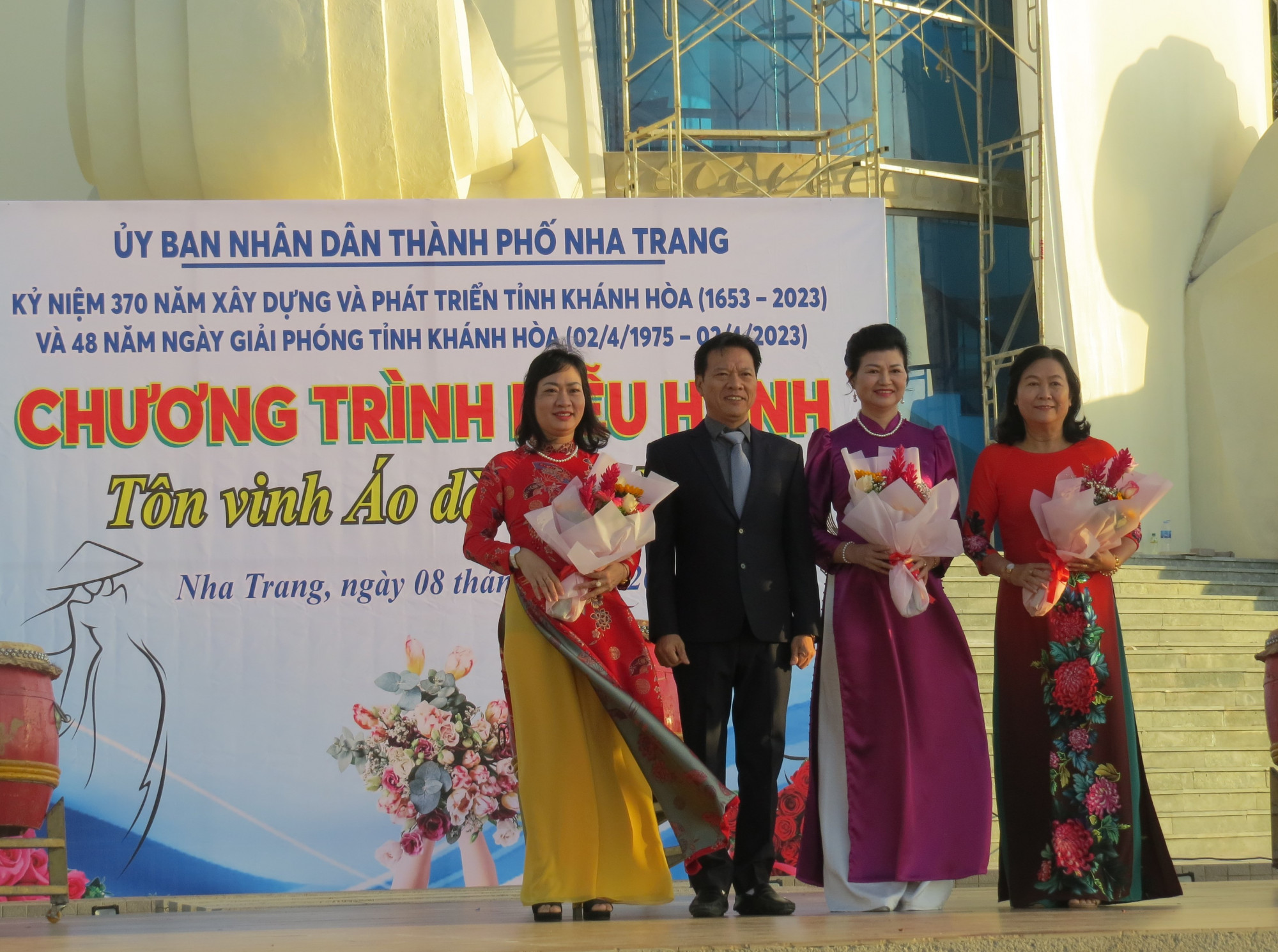 Lãnh đạo TP Nha Trang tặng hoa cho các chị em phụ nữ