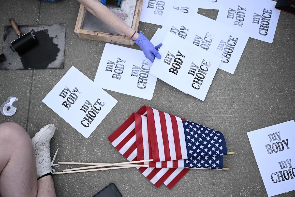 Nhóm người bày tỏ sự ủng hộ quyền phá thai làm những biểu ngữ “Cơ thể của tôi, lựa chọn của tôi” trước tòa nhà Tối cao Pháp viện Hoa Kỳ vào tháng 5 năm 2022 – Ảnh: Getty Images