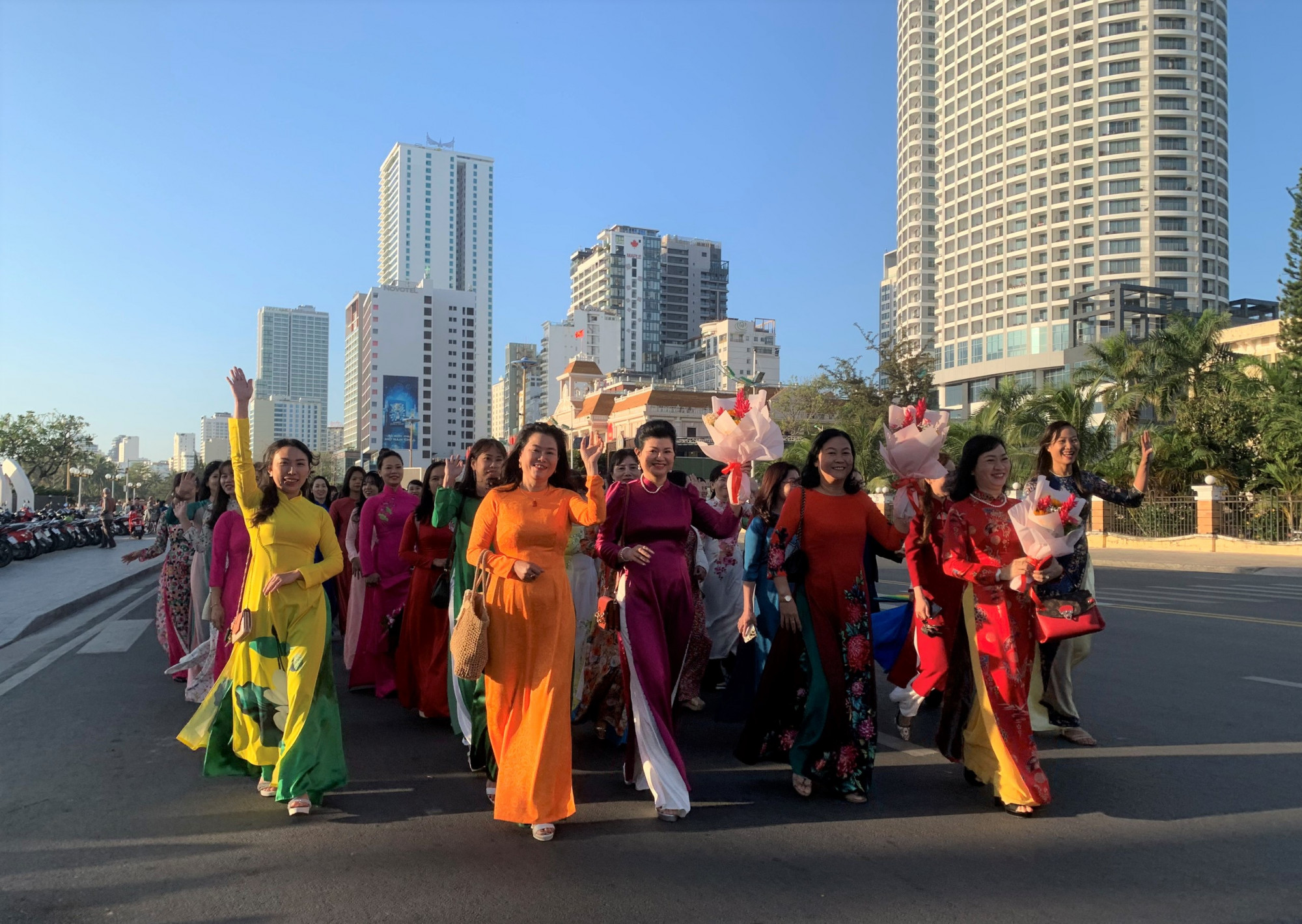 Hơn 2.000 chị là đoàn viên công đoàn, giáo viên và cán bộ, hội viên phụ nữ đến từ 124 cơ quan, đơn vị, địa phương thuộc TP Nha Trang đã tham gia diễu hành áo dài