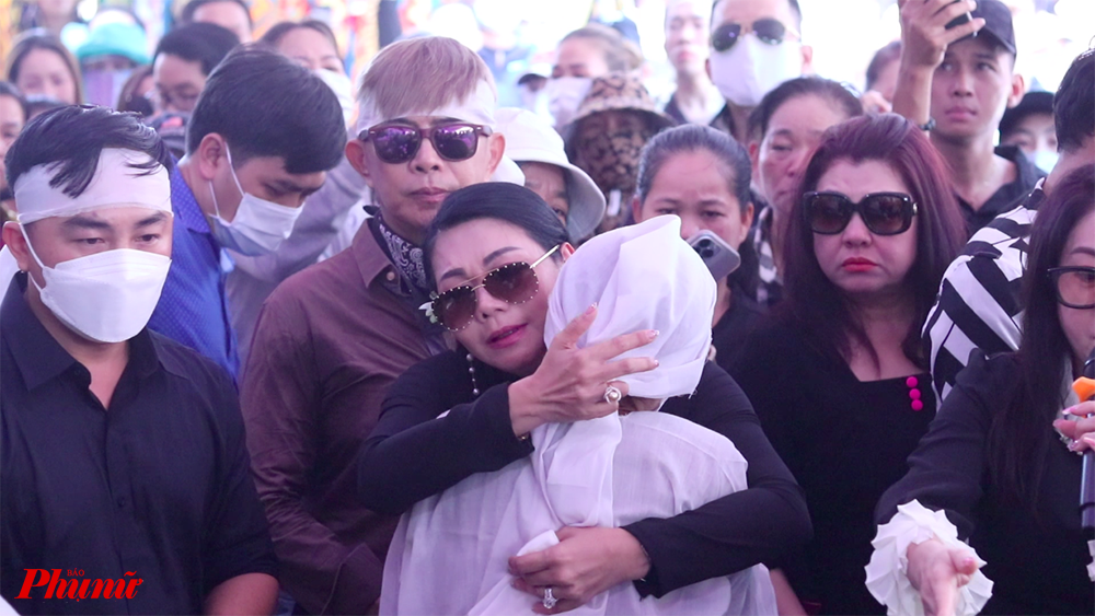 NSƯT Ngọc Huyền nức nở ôm chặt nghệ sĩ Bình Tinh, con gái nuôi của NSƯT Vũ Linh khi chuẩn bị động quan. 