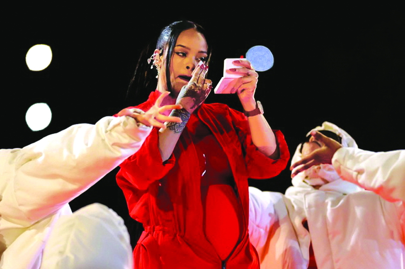 Khoảnh khắc dặm phấn kéo dài 3 giây  của Rihanna trên sân khấu Super Bowl  đã mang về cho thương hiệu mỹ phẩm  Fenty Beauty 5,6 triệu USD giá trị truyền thông