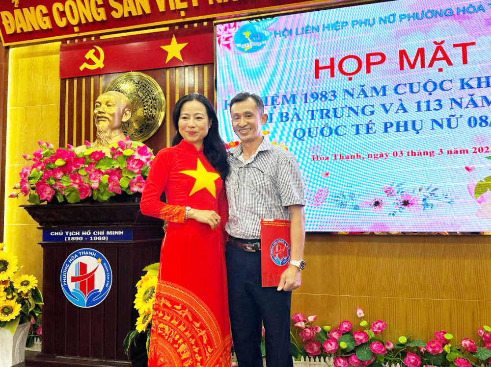 Anh Lê Văn Tuấn sánh bước cùng vợ trong ngày họp mặt  mừng ngày Quốc tế Phụ nữ 8/3