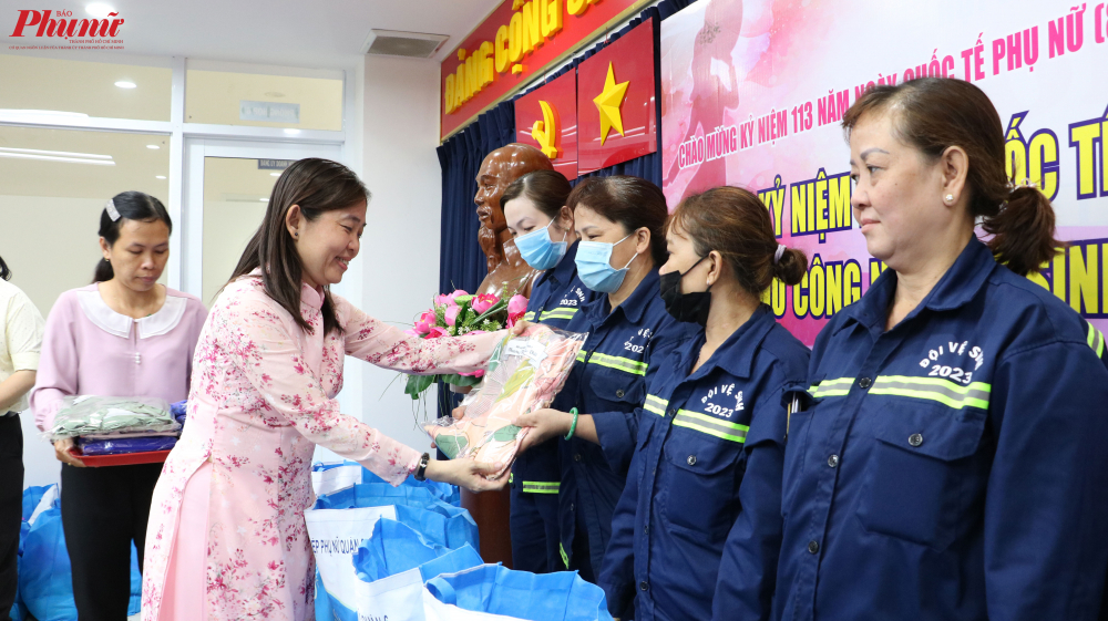 Bà Nguyễn Huỳnh Như Oanh - Chủ tịch Hội LHPN quận 6 trao quà cho các chị em