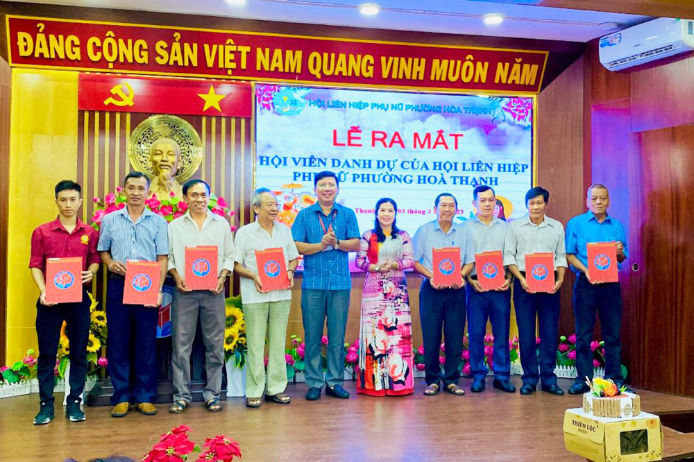 Hội LHPN phường Hòa Thạnh, quận Tân Phú tổ chức kết nạp hội viên danh dự là nam giới