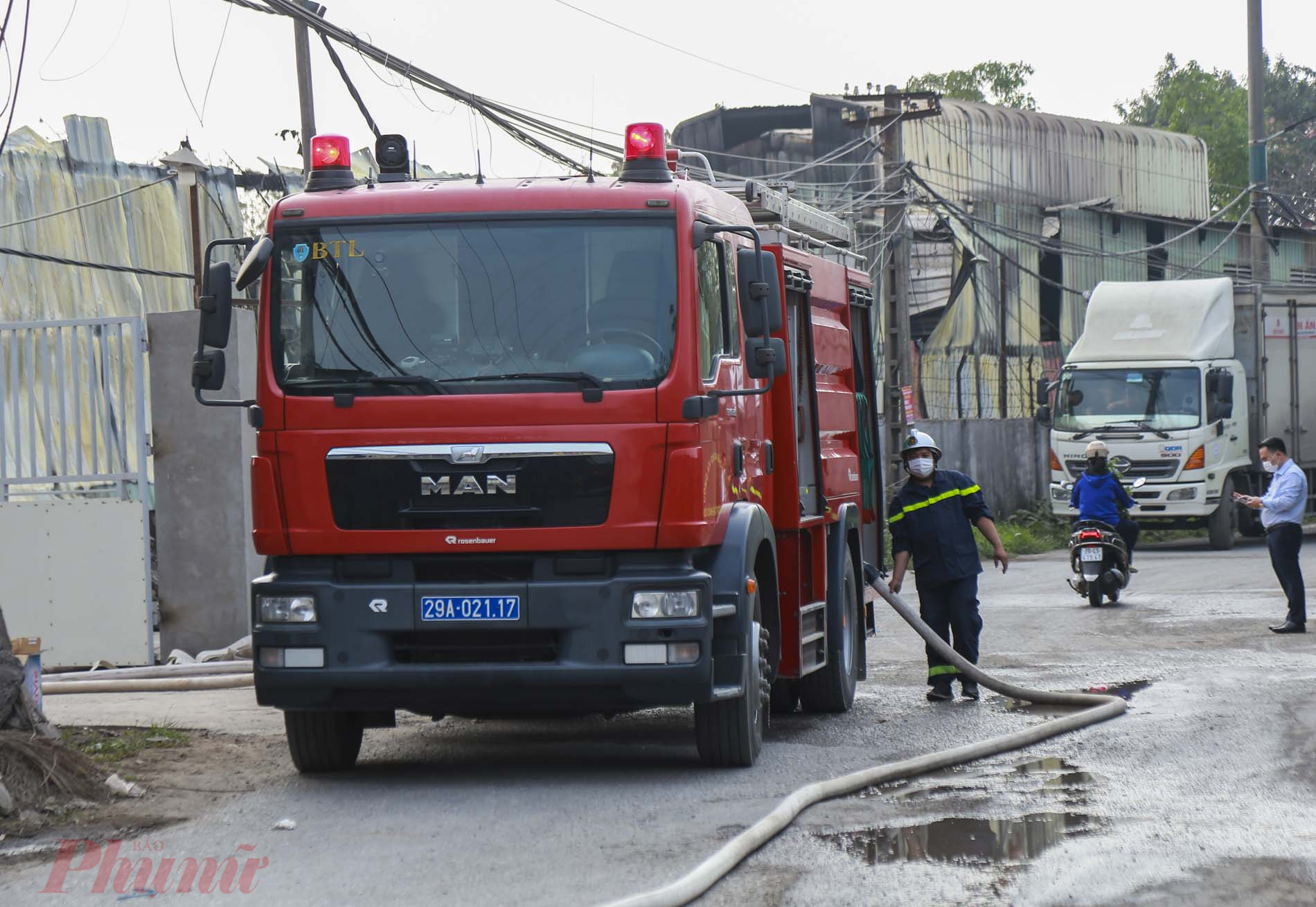  Anh Tuấn làm việc ngay cạnh xưởng vừa cháy, cho hay:  “Tôi đang làm việc thì nghe thấy nhiều tiếng la hét, chạy ra thấy công nhân xưởng bên cạnh đứng hết phía bên ngoài.  Lúc đầu, chỉ  thấy khói, nhưng sau đó lửa bùng lên lan rất nhanh vì xưởng này là xưởng xốp, rất dễ bén lửa. Tôi có một người bạn làm trong đó lúc xưởng cháy, vừa gọi điện hỏi thấy bảo đang ở viện chữa thương.”