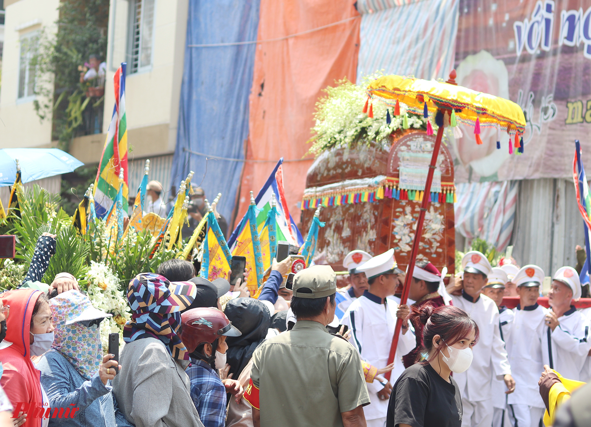 Rất đông người tập trung theo dõi khiến khu vực đường Đoàn Thị Điểm giao với Phan Đăng Lưu xảy ra tình trạng kẹt xe. Lực lượng