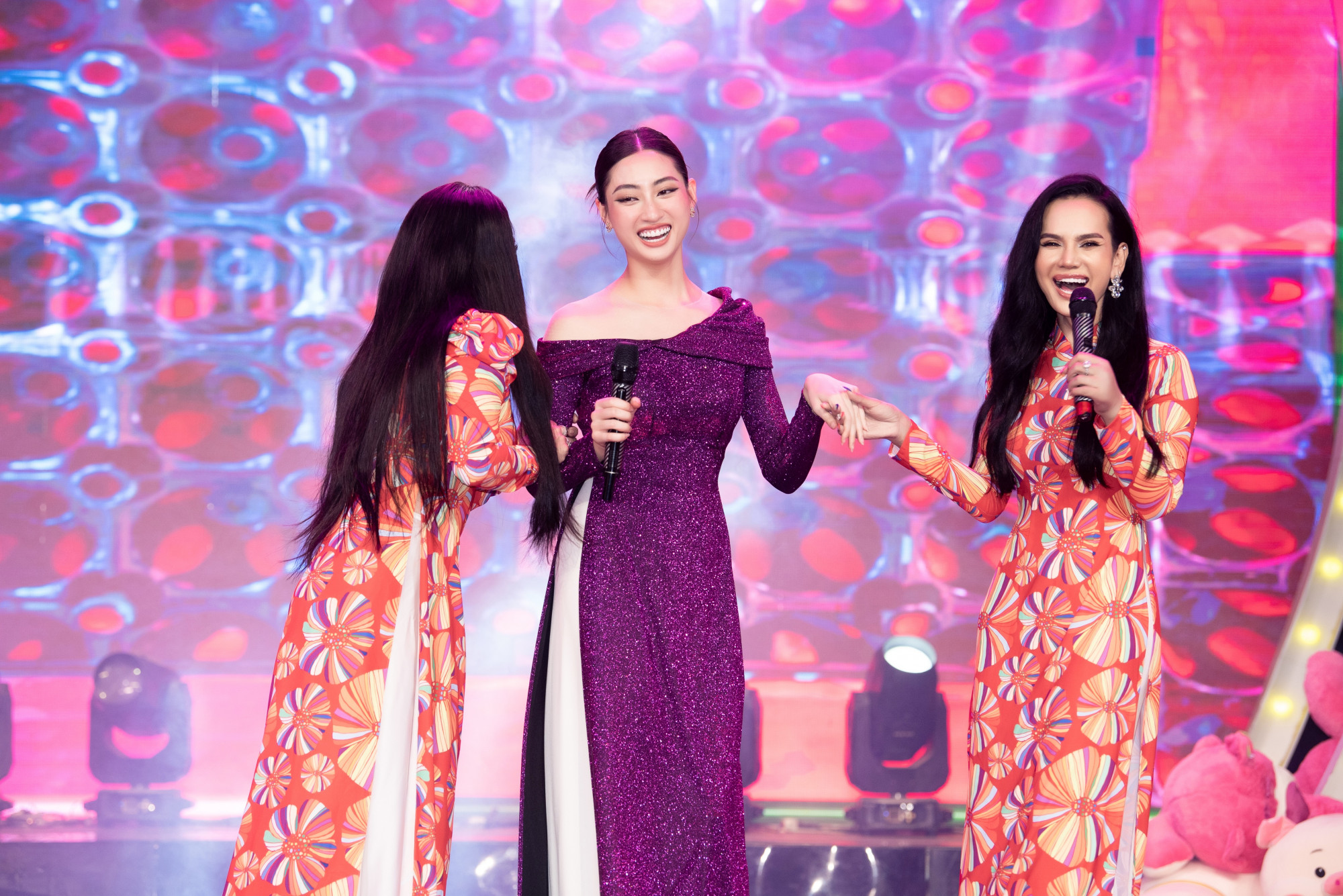 Hoa hậu Lương Thuỳ Linh giao lưu cùng các thành viên đoàn lô tô Hương Nam trên sân khấu