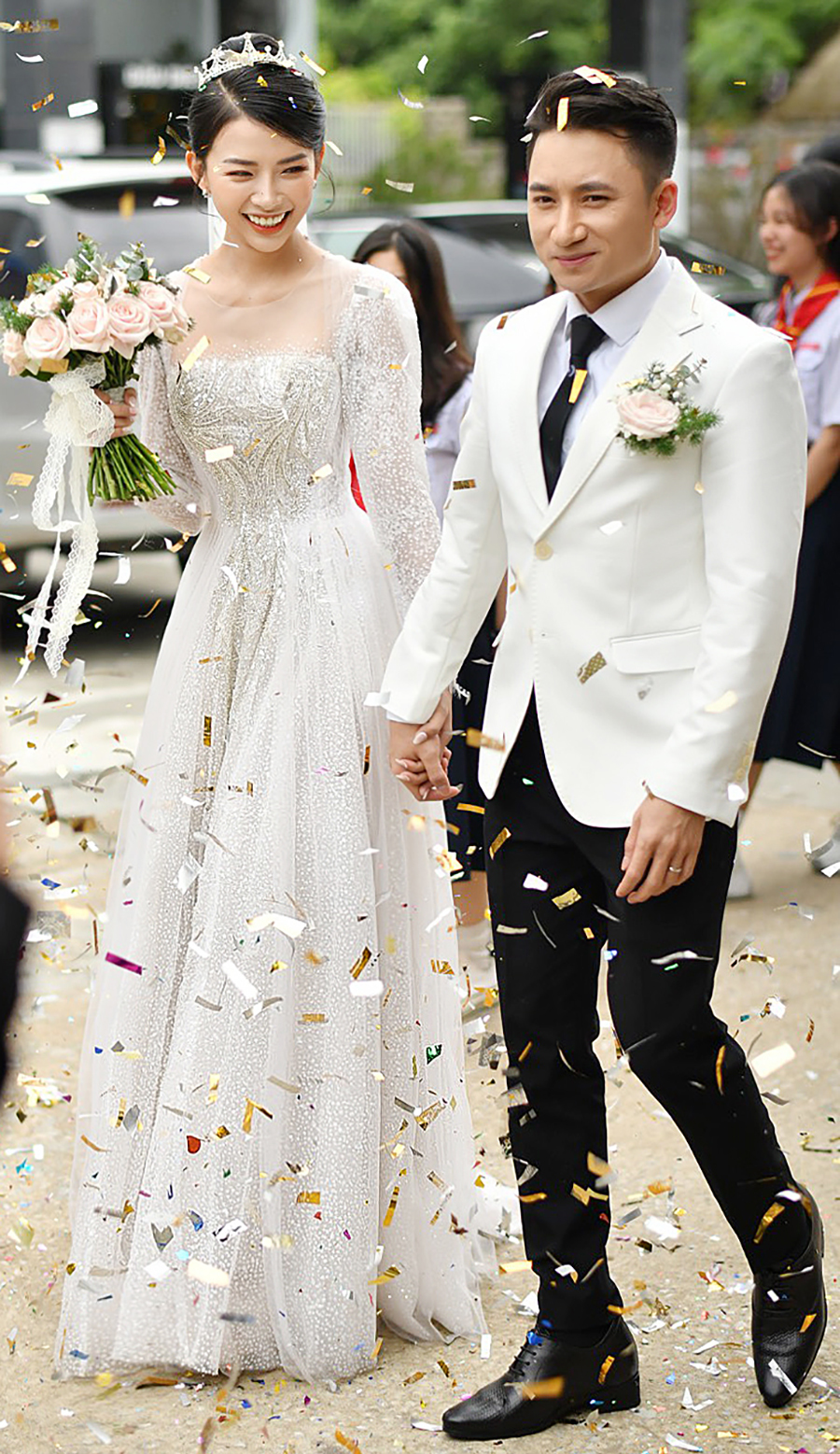 Phan Mạnh Quỳnh và vợ trong hôn lễ vào tháng 4/2021
