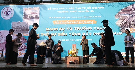 Thành viên CLB Nghiên cứu và Vinh danh Văn hóa Nam bộ kết hợp cùng học sinh Trường THPT Nguyễn Du thực hiện vở diễn về cuộc đời và sự nghiệp của nhà giáo Võ Trường Toản